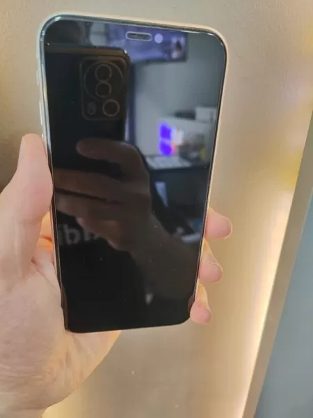 iPhone 11 128 GB Beyaz Görseli - 2