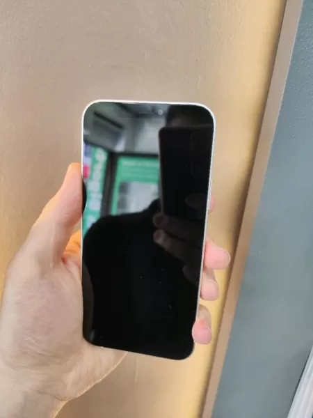 Apple iPhone 12 64 GB Görseli - 2
