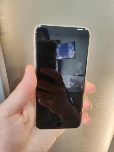 İkinci El iPhone SE 3. Nesil 64 GB - Pil %96 Temiz Görseli - 2
