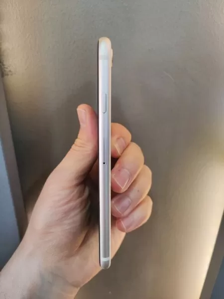 İkinci El iPhone SE 3. Nesil 64 GB - Pil %96 Temiz Görseli - 3